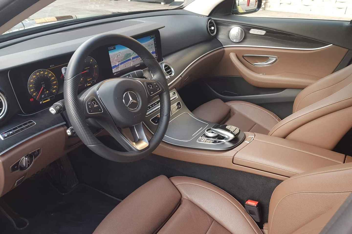 Budapest: Traslado de lujo en MB E-Class desde el aeropuerto