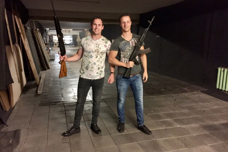 Schiet met echte wapens op de schietbaan in Riga, LetlandSchiet met 4 echte wapens op de schietbaan in Riga, Letland