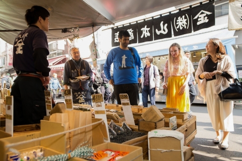 Tokio: piesza wycieczka po targu Tsukiji i zajęcia z rolowanym sushi