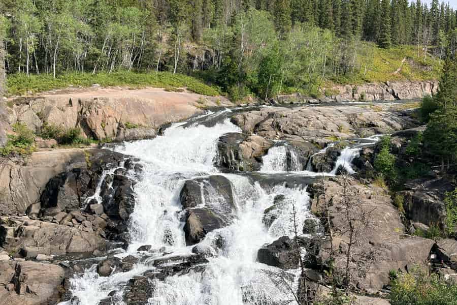 Yellowknife: Wanderung zu den Cameron Falls mit Hotelabholung per Bus. Foto: GetYourGuide Yellowknife: Wanderung zu den Cameron Falls mit Hotelabholung per Bus. Foto: GetYourGuide