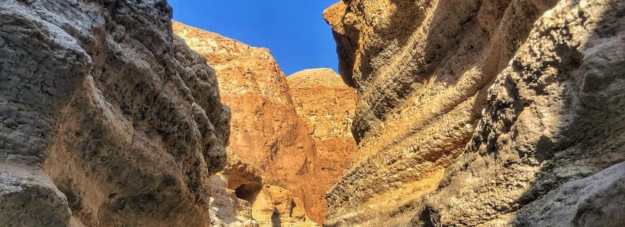 Au départ de Mascate : excursion d'une journée complète dans le Wadi Shab et le gouffre de Bimmah.