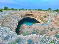 Aus Muscat, Wadi Shab und Bimmah Sinkhole Ganztages-Tour - Housity