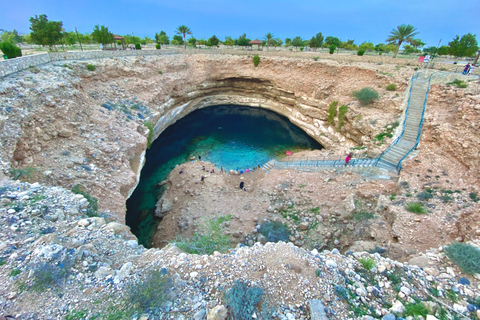 De Mascate: Excursão de dia inteiro a Wadi Shab e Bimmah SinkholeWadi Shab e Bimmah Sinkhole Tour com embarque no hotel