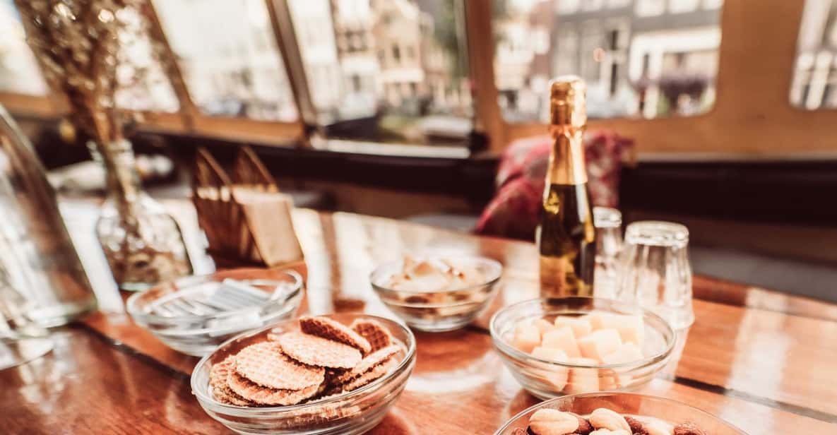 Afbeelding 10 van Amsterdam: Privé romantische grachtenrondvaart met prosecco/hapjes