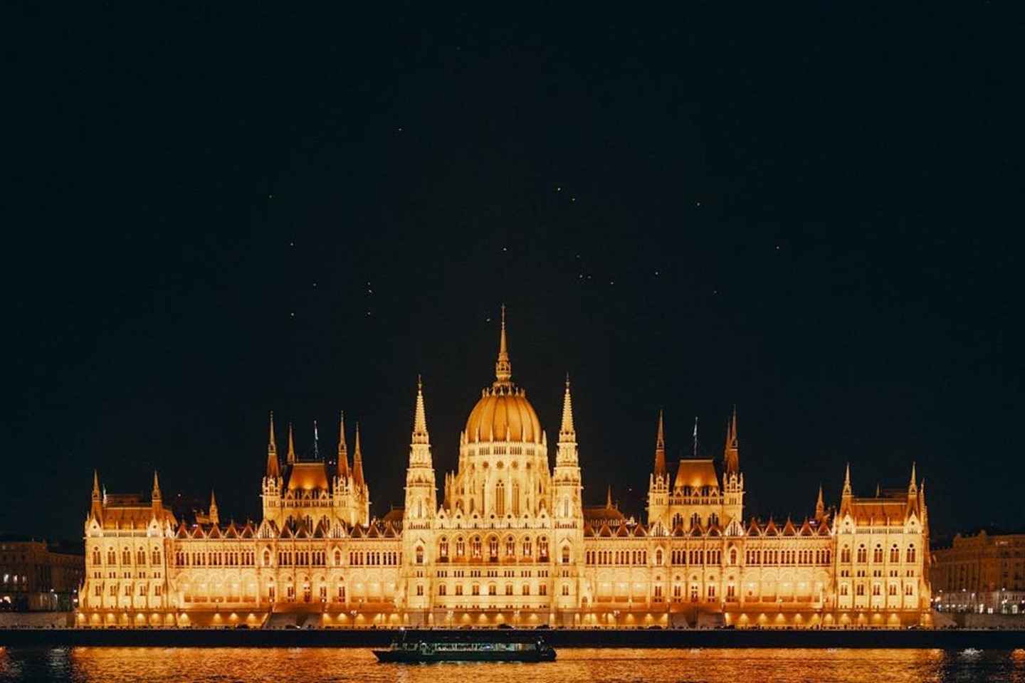 Budapest: Night Lights Tour & Moon Gazing in a Retro Minibus