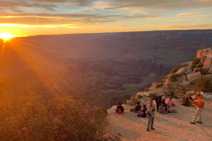 Grand Canyon National Park: Geführte Hummer-Tour bei Sonnenuntergang. Foto: GetYourGuide