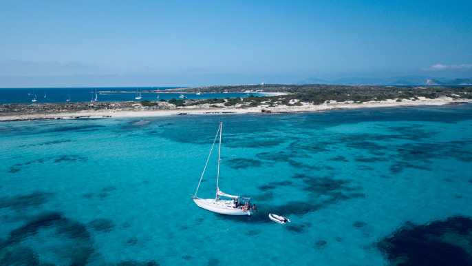 Desde Ibiza: Excursión en velero de un día a Formentera