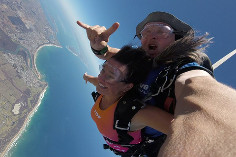 Barwon Heads: Great Ocean Road Skydiving w/ Transfer Option GO LOW! Weekend Tandem Skydive 8,000ft & Melbourne Transfer