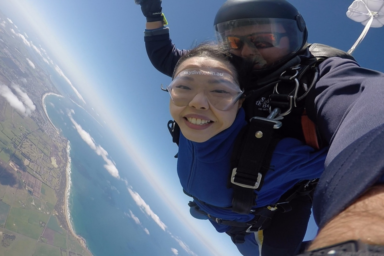 Barwon Heads: Great Ocean Road Skydiving w/ Transfer Option GO LOW! Weekend Tandem Skydive 8,000ft & Melbourne Transfer