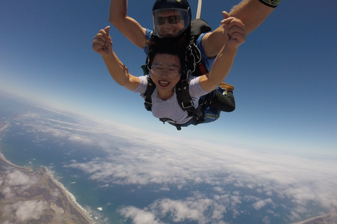 Barwon Heads: Great Ocean Road Skydiving w/ Transfer Option GO LOW! Weekend Tandem Skydive 8,000ft & Melbourne Transfer