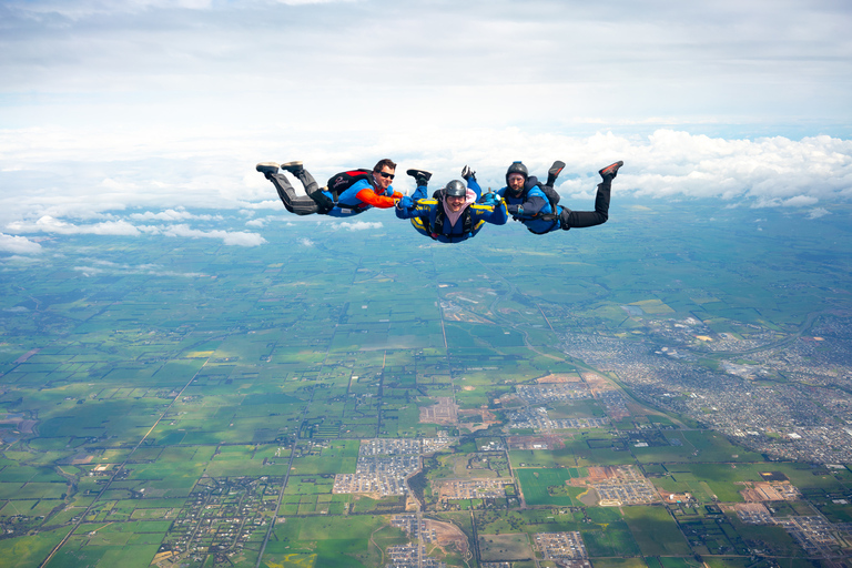 Barwon Heads: Great Ocean Road Skydiving w/ Transfer Option GO LOW! Weekend Tandem Skydive 8,000ft & Melbourne Transfer