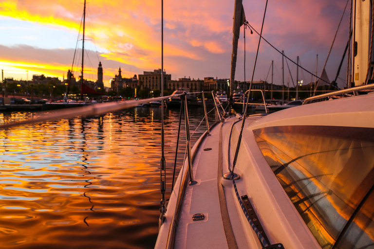 Barcelona: Sunset Sailing Tour mit Tapas und Open BarSegelerlebnis bei Sonnenuntergang mit Live-Saxofonmusik