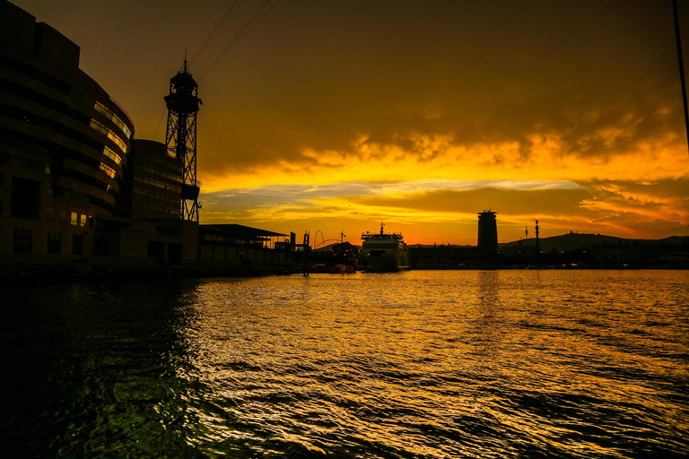 Barcelona: Sunset Sailing Tour mit Tapas und Open BarSegelerlebnis bei Sonnenuntergang mit Live-Saxofonmusik