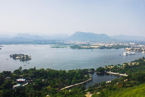 Udaipur: Tour privado de la ciudad de día completo con paseo en barco opcional