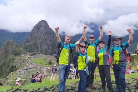 Z Cusco: 2-dniowa wycieczka budżetowa do Machu Picchu samochodemWycieczka z prywatnym pokojem i łazienką w podstawowym hostelu