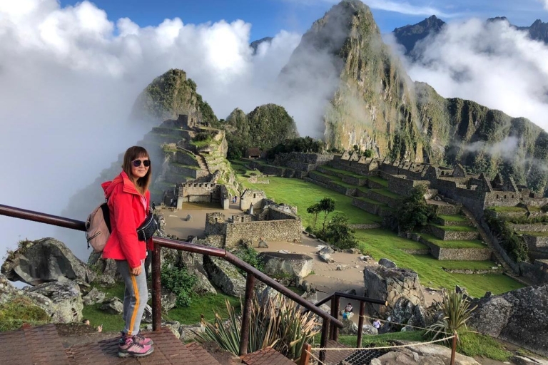 Au départ de Cusco : Visite économique de 2 jours du Machu Picchu en voitureCircuit avec chambre privée et salle de bain dans une auberge de base