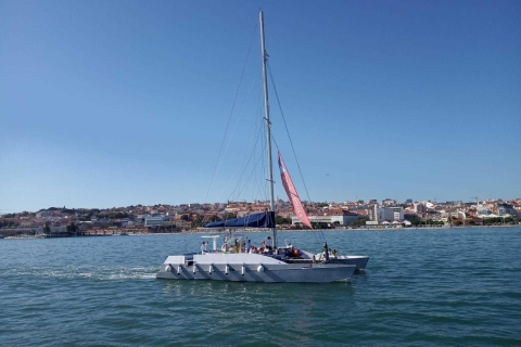 Lisbonne: location de catamaran privé pour un maximum de 18 personnes