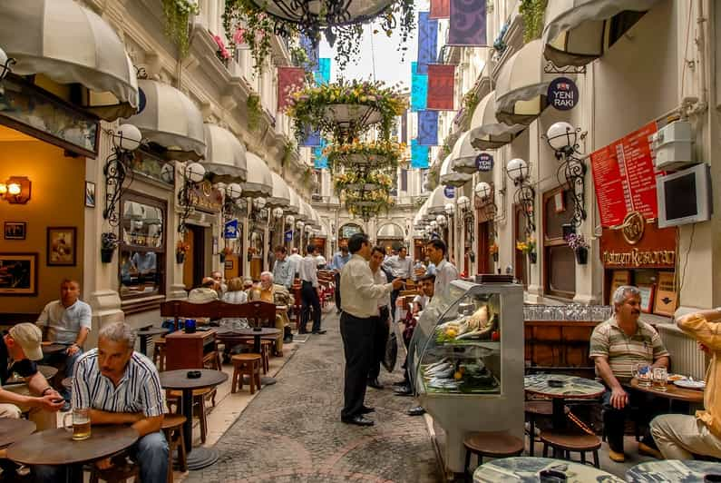 Istanbul Halv Dags Tur Till Fots L Ngs Istiklal I Beyo Lu Getyourguide