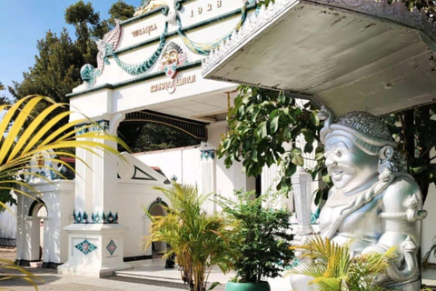 Yogyakarta Palace and Watercastle Guided Tour Private Transfer: Palace & Water castle Guided Tour