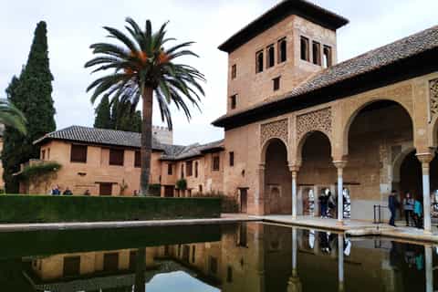 Roquetas de Mar: Alhambra Guided Tour and Granada Free Time