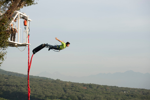 Santiago: Bungyjump i parken Cola de Caballo