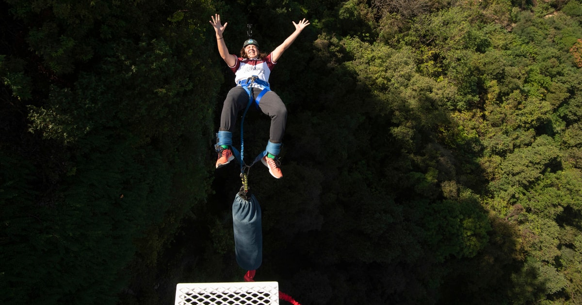 Santiago BungeeJumping im Cola de Caballo Park Monterrey, Mexiko