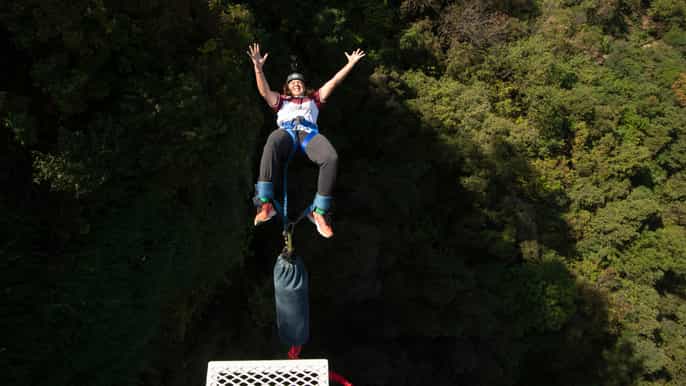 santiago puenting en el parque cola de caballo