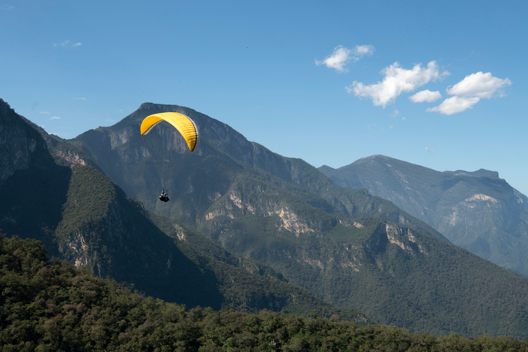 Santiago,NL: Sierra de Santiago ParaglidingVon Monterrey aus: Sierra de Santiago Paragliding mit Pickup