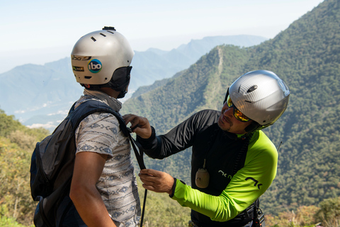 Santiago,NL: Sierra de Santiago ParaglidingVan Monterrey: Sierra de Santiago Paragliding met pick-up