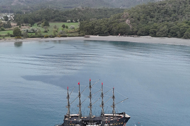 Gonster: gita in barca dei pirati all-inclusive con trasferimentoTour in barca dei pirati tutto compreso con incontro al porto di Kemer