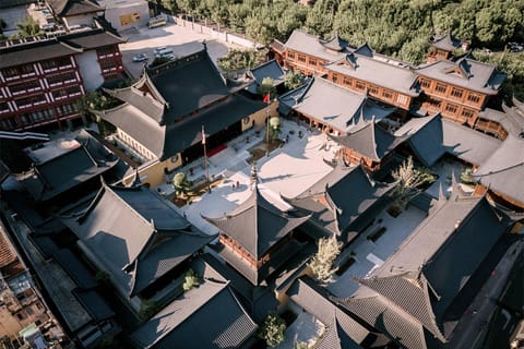 Shanghai: Jade Buddha Temple & Local Food Tasting Tour