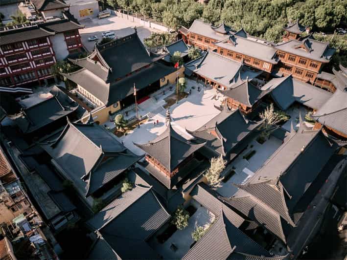 Shanghai: Jade Buddha Temple and Local Food Tour