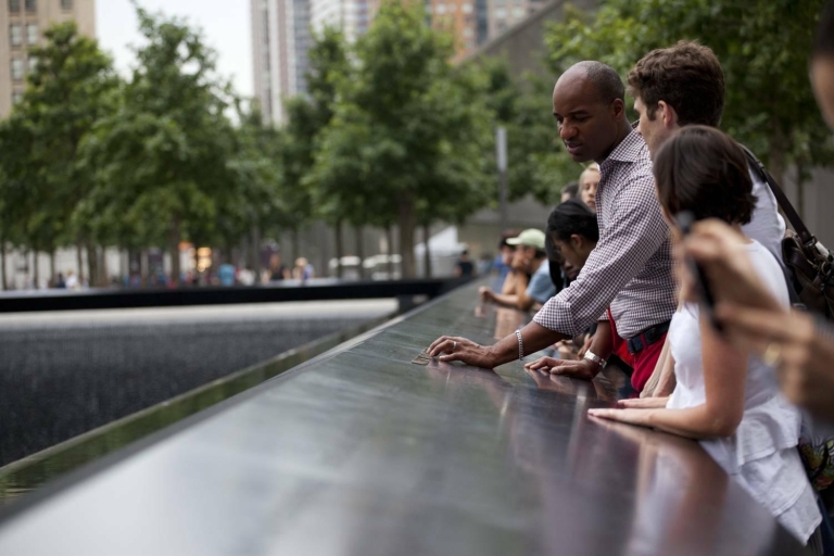 NYC: Przyjazna dzieciom wycieczka do Ground Zero z biletem do muzeum 9/11Wycieczka rodzinna po hiszpańsku z biletem do Muzeum 9/11