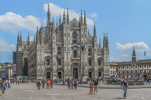 Milan: Private Guided Walking Tour with AperitifTour in English