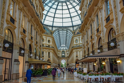 Milano: Tour privato guidato a piedi con aperitivoGiro in inglese