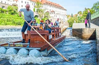 Český Krumlov: Flussfahrt mit dem Holzfloß