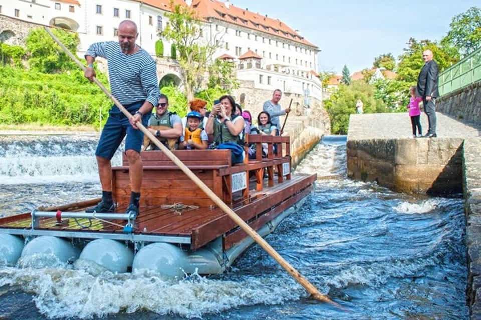 Český Krumlov vom Wasser: Holzfloß mit Livetour (engl.)