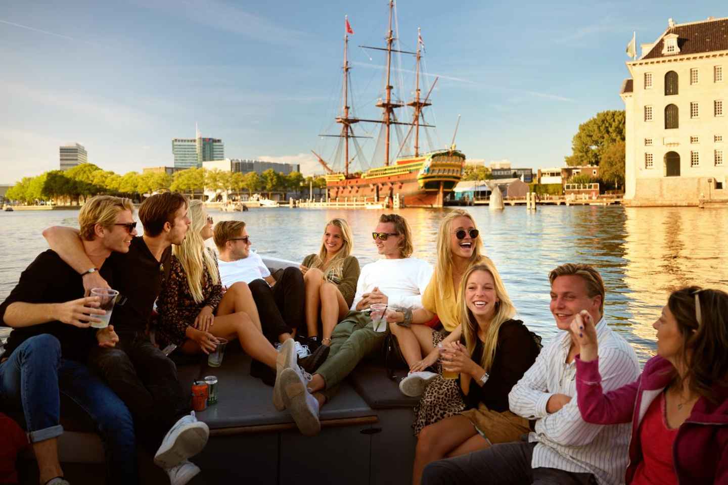 Amsterdam: Private Cruise with Drinks & Optional Snacks