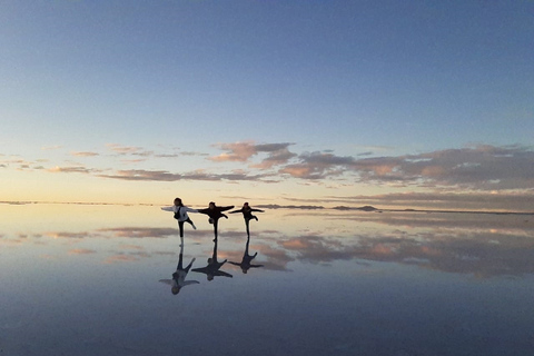 Uyuni: Dagsutflykt, salta lägenheter och solnedgångsupplevelseRundtur med chaufför och tvåspråkig guide