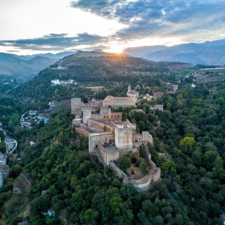 Granada: Alhambra & Nasridenpaläste – Tour ohne Anstehen
