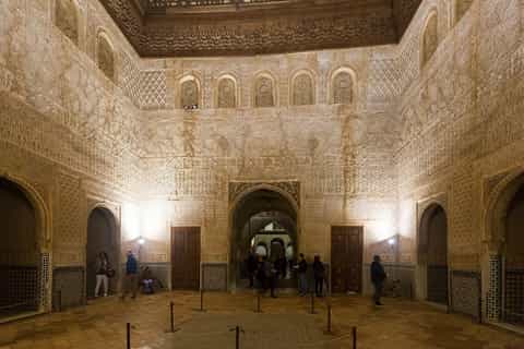 Granada: Alhambra Skip-the-Line Tour with Nasrid Palaces