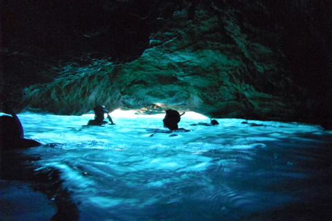 Majorque : Visite en bateau de la grotte bleue avec plongée en apnée