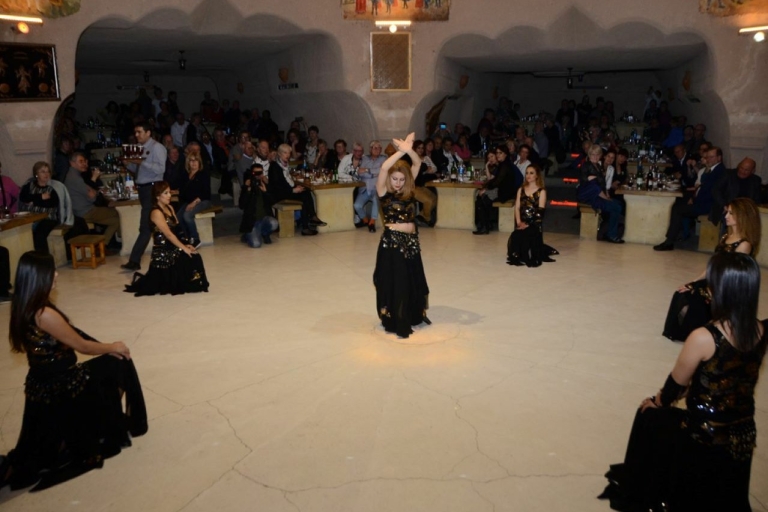 Cappadoce: spectacle nocturne turc avec dîner dans une grotteOption standard