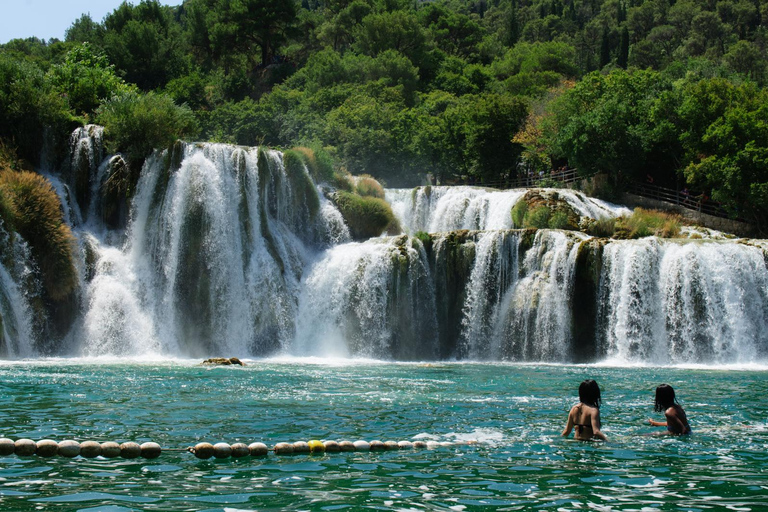 Tour privado de un día por las Cascadas de Krka y el Castillo de Juego de Tronos