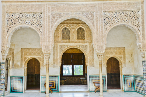 Granada: Alhambra Tour in a Premium Group German Tour