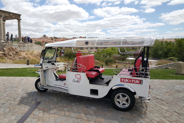 Tour guidato in tuk tuk per visitare Avila nella sua forma più comoda
