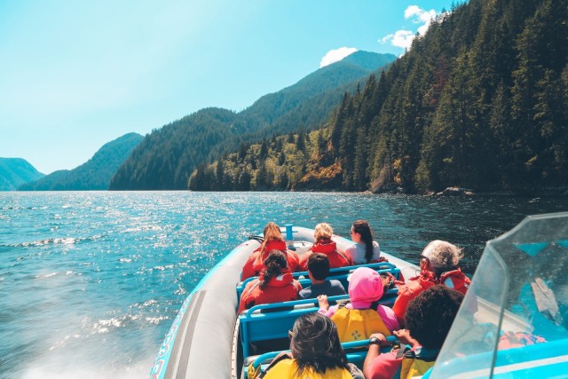 Visit Vancouver City and Seal Boat Tour in Victoria