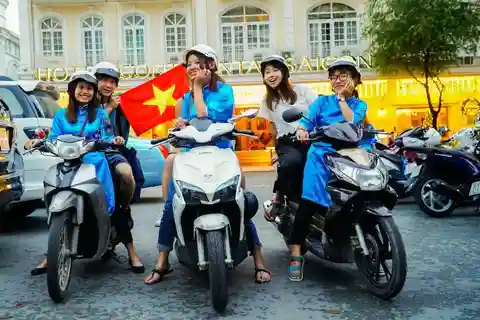 KISSTOUR | Motorbike Food Tour Female Drivers in Ho Chi Minh