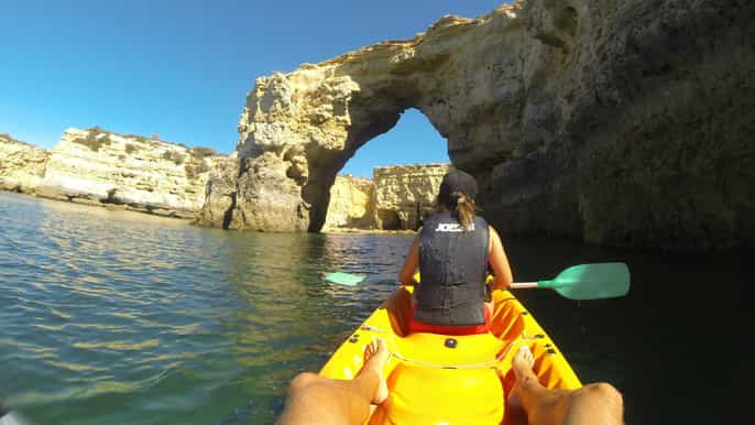armação de pêra tour de 2 horas en kayak por playas salvajes y cuevas