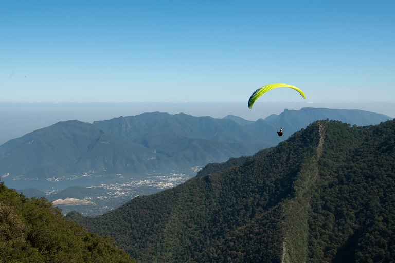 Santiago,NL: Parapendio Sierra de SantiagoDa Monterrey: parapendio sulla Sierra de Santiago con pick-up